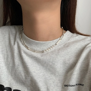 Elegant S925 silver necklace with minimalist pearls and paperclip chain on model