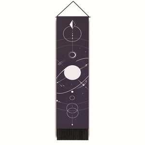 Détail d'une tapisserie bohème phases de lune avec fond violet et franges noires