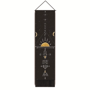 Détail de la tapisserie bohème phases de lune avec motifs dorés et franges noires