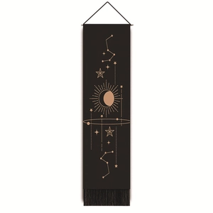 Détail de la tapisserie bohème noir et or avec phases de lune et pompons décoratifs
