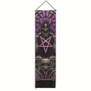 Detail van gothic schedel wandkleed met paars pentagram en zwarte zijden kwastjes
