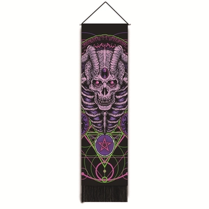 Verticale gotische schedel wandtapijt met ramshoorntjes en paars pentagram neon