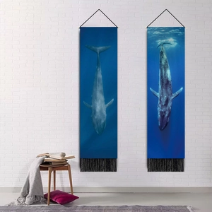 Tapices de pared verticales con fotografía de ballenas azules y detalles de borlas