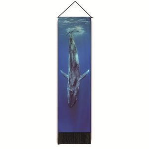 Detalle de tapiz de ballena con escena submarina azul profundo y elegantes flecos negros