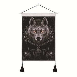 Details des nordischen Wolf-Wandteppichs mit Federn, Holzstange und schwarzen Quasten