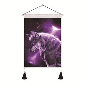 Detail des nordischen Wolf-Wandteppichs mit lila Sternenhimmel und Dekoquasten