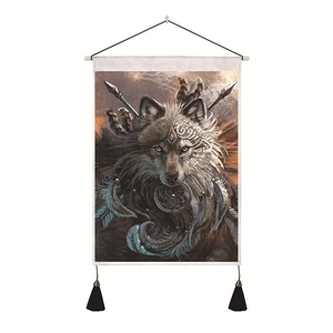 Detail eines Wolf-Wandteppichs im Stammesstil mit schwarzen Quasten und Aufhängestange