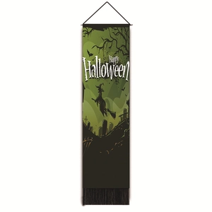 Dettaglio dell'arazzo di Halloween con silhouette di strega e nappe nere sulla parte inferiore