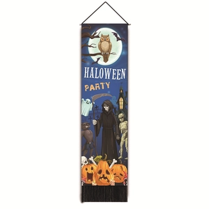 Dettaglio della decorazione murale di Halloween con illustrazioni festive e nappe nere