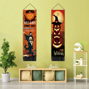 Striscioni verticali di Halloween con zucca e mietitrice appesi su una parete verde