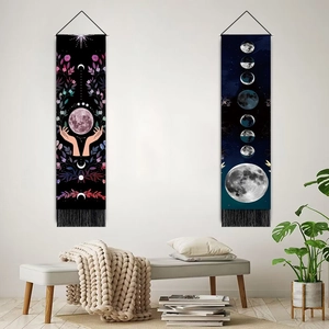 Tapisserie murale éclipse lunaire avec phases de lune et pompons pour déco nordique