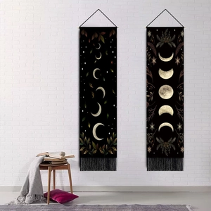 Tapisserie phases de lune avec feuilles dorées sur fond noir et glands décoratifs