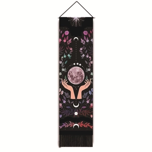 Détail d'une tapisserie mystique avec phases de lune, motif main et franges noires