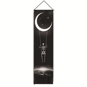 Tapisserie gothique crâne sur balançoire de lune avec étoiles et franges noires