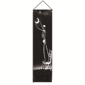 Vue détaillée de la tenture gothique crâne et lune avec pompons noirs et corde de suspension