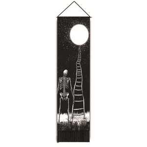 Détail de tapisserie murale avec squelette, lune et franges noires pour décor nordique