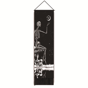 Détail d'une tapisserie tête de mort avec lune et champignon ornée de franges noires