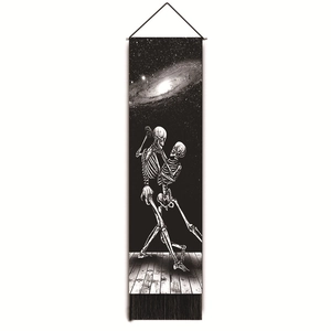 Vue détaillée de la tapisserie crâne avec fond de galaxie étoilée et pompons noirs