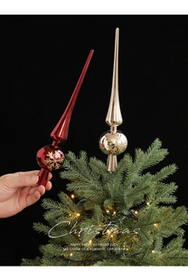 Dettaglio del puntale per albero di Natale rosso e oro con fiocchi di neve e finitura a specchio