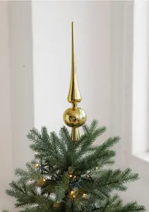 Detailweergave van de gouden holle kerstboomtop met ingewikkelde sneeuwvlokpatronen