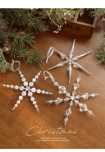 Vue détaillée des flocons de neige en acrylique transparent avec rubans pour sapin