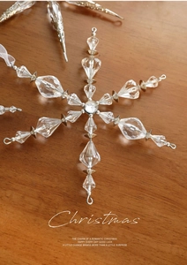 Détail macro d'un flocon de neige en acrylique transparent avec strass sur bois
