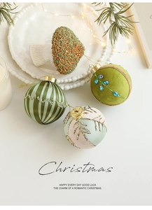 Détail de boules de Noël en velours et paillettes avec pendentif champignon sur pin