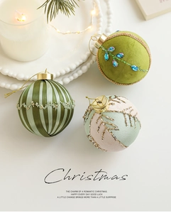Détail des boules de Noël de 8cm avec flocage, strass et motifs de vacances festifs
