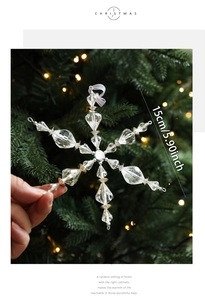 Vue détaillée d'une décoration flocon de neige en acrylique de 15 cm sur un sapin