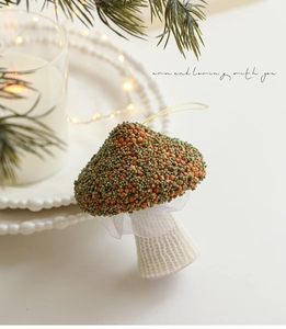 Détail de l'ornement de Noël champignon de 8 cm avec perles vertes et tige en tissu