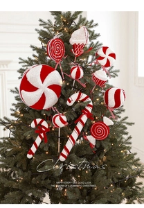 Détail de décorations de bonbons rouges et blancs avec texture givrée sur un sapin