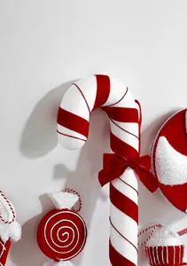 Détail de décorations de Noël en velours rouge et blanc avec paillettes pour sapins