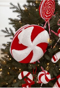 Détails de bonbons de Noël en velours rouge et blanc avec paillettes sur le sapin décoré