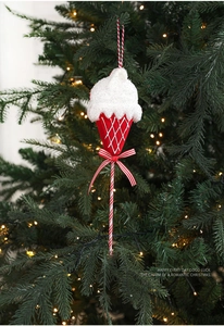 Détail d'une décoration en forme de glace rouge et blanche sur un sapin de Noël