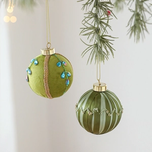 Boules de Noël de 8cm en velours vert et ruban avec broderies dorées et pierres précieuses