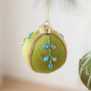 Boule de Noël en velours vert avec fils dorés et feuilles de cristal bleu pour le sapin