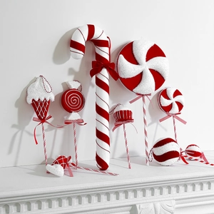 Collection de décorations de Noël en forme de bonbons rouges et blancs sur la cheminée