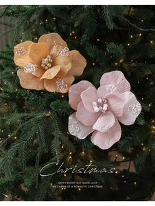 Detail van glitterstoffen kerstbloemen met parels op een versierde boom met lichtjes