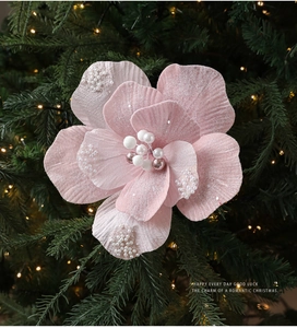 Macro detail van roze glitter kerstbloem met parels op een feestelijke boom
