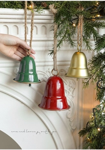 Tre campanelli natalizi in metallo rosso, verde e oro con corda di canapa rustica da appendere