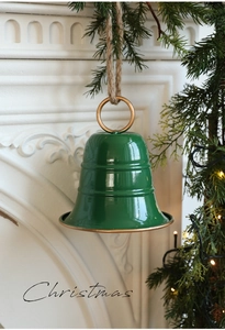 Primo piano di una grande campana di Natale in metallo verde scuro con corda di canapa rustica