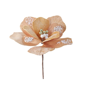 Champagnegoud kerstbloem decoratie met parels en glitters op een witte achtergrond