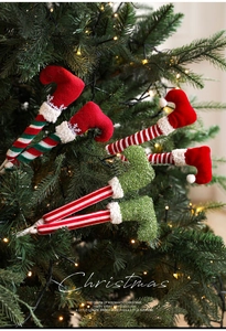 Détail des jambes de lutin en peluche avec broderie flocon sur sapin de Noël
