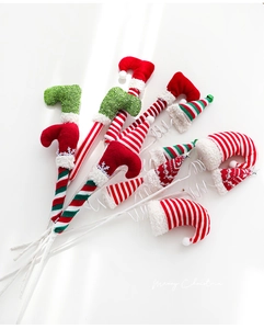 Détails de jambes d'elfe de Noël en peluche et de chapeaux avec paillettes et flocons