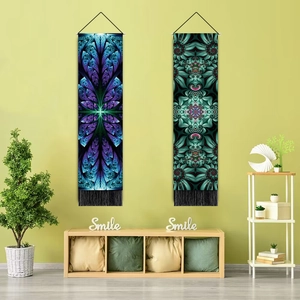 Détail de tapisseries bohèmes mandala avec élégants glands noirs et tiges de suspension en bois
