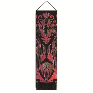 Tapisserie florale mandala verticale avec motifs raffinés et détails de franges noires