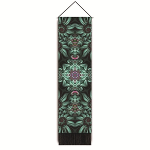Détail d'une tapisserie bohème avec motifs fractals vert menthe et pompons noirs