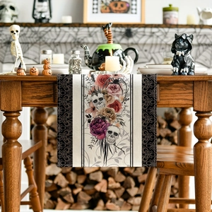 Detail van Halloween tafelloper met schedel- en spinnendruk op linnen textuur