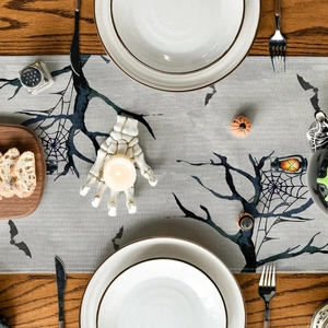 Runner da tavola di Halloween con motivi di zucca e pipistrelli su lino grigio
