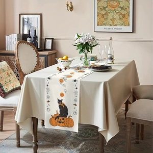 Runner da tavola Halloween con gatti neri, zucche e ragnatele su tessuto beige fine